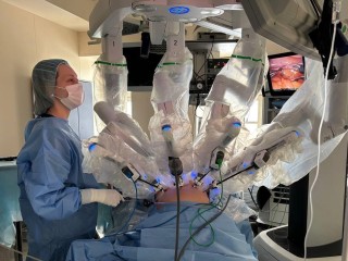 Роботы-хирурги на страже женского здоровья: как в МОНИИАГ проводят высокотехнологичные операции