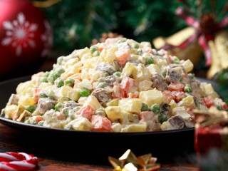 Вторая жизнь новогодних салатов: что можно приготовить из оливье и «шубы», без вреда для здоровья