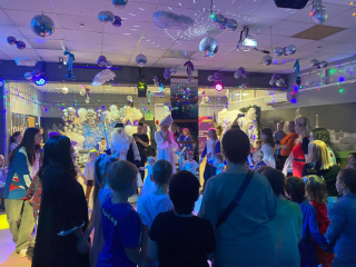 Волшебный праздник для особенных детей устроили в «Усадьбе Деда Мороза» в Дзержинском