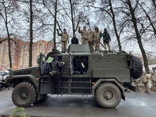 Щелковские подростки забрались на крышу бронемобиля отряда «БУЛАТ»