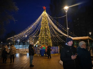 В «Молодежном» сквере зажгли новогоднюю елку и открыли новые площадки для детей
