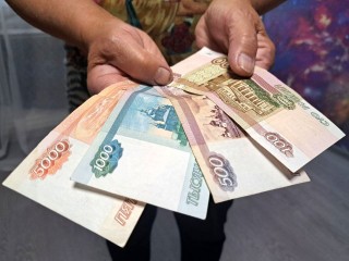 Деньги хоть лопатой греби: сколько можно заработать в новогодние каникулы и где искать подработку