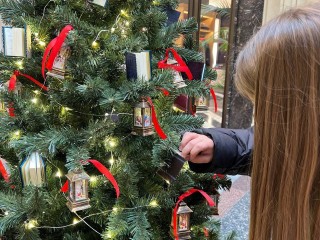 Украшение с сюрпризом: чем грозит самовольная установка новогодней елки в подъезде