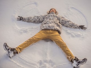 В Голубом уже поют: мужчина лег на асфальт и устроил новогодний концерт с песнями