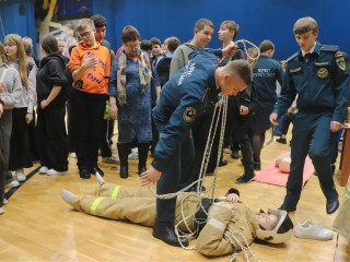 Я б в пожарные пошел, пусть меня научат: выставка профессий собрала сотни будущих выпускников
