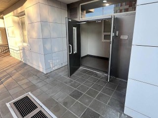 Не сквозняк, а безопасность: почему дверь в подъезде должна закрываться сама