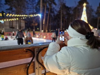 Жители Балашихи отметили первый снежный день декабря массовыми катаниями на льду