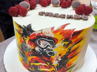 Торт за дом: необычная награда ждала пожарных, потушивших ночной пожар