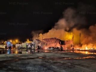 Горели бензовоз, кафе и автомобили: спасатели ликвидировали крупный пожар на АЗС в Клину