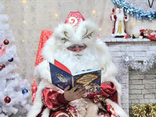 Дед Мороз прочитал зимнюю сказку для маленьких гостей парка Победы