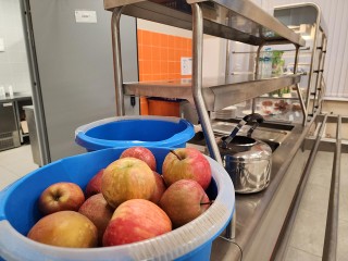 Яблоками и варениками начали кормить на полдник школьников в Красноармейске