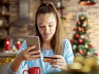 Новый год, новые схемы: как мошенники крадут личные данные под видом доставки