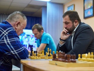 Глава Чехова принял вызов от ветерана и сыграет с ним в шахматы