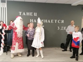 Пенсионеры сами сыграли «Репку» — и зал хохотал: как прошел праздник в Восходе