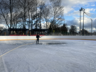 В Можайске начали заливать катки и хоккейные коробки