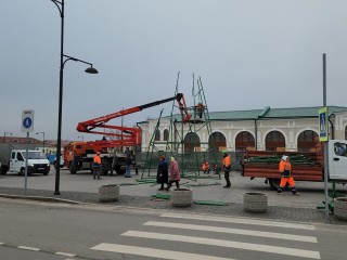 В Серпухове устанавливают 18‑метровую новогоднюю елку‑рекордсменку