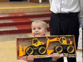 Олег Рожнов исполнил желания детей из многодетной семьи из Васильчинова