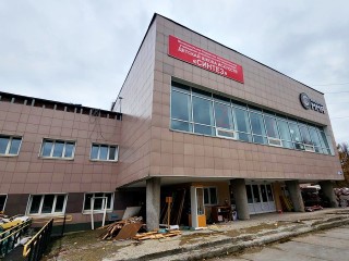 В серпуховской школе искусств «Синтез» строители кладут перегородки и штукатурят стены