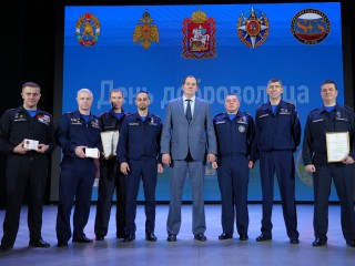 Герои рядом с нами: кто из подмосковных спасателей получил награды ко дню добровольца