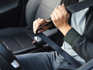 «Теперь не заведу машину, пока не пристегнутся»: ремень безопасности спас водителя из Подмосковья