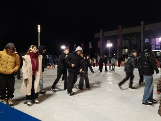 Зима пришла: в Мытищах открыли ледовый сезон