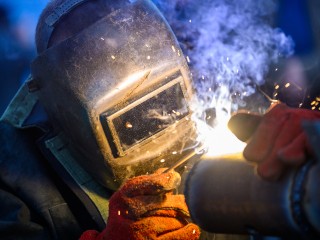 Главные профессии ближайшей семилетки: сколько в Подмосковье зарабатывают сварщики и швеи