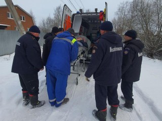 Вместо лифта — носилки: как пожарные «Мособлпожспас» спасли ситуацию в Курьянихе