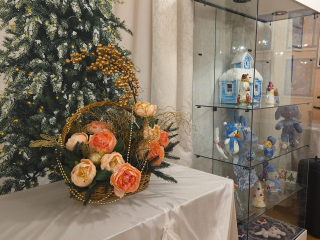 Из пластилина и шелка: в Дзержинском открылась самая теплая выставка зимы 2025 года