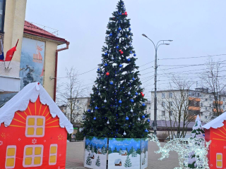 Новогодняя атмосфера в Можайске: город оживает яркими огнями и декорациями