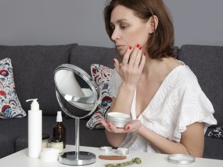 Главная ошибка зимнего ухода: почему привычный крем может навредить коже в мороз