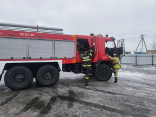 Экстренная помощь: спасатели помогли медикам транспортировать травмированную пациентку