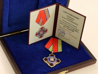 Почетный знак «За службу закону» вручили ректору университета в Коломне