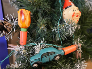 Новогоднюю гирлянду с ручными росписями 1950‑х годов можно увидеть в Дзержинском