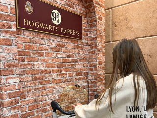 Классика против магии Хогвартса: в Котельниках развернулась битва за самый волшебный новогодний подъезд