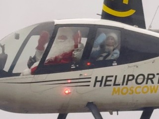 Волшебник в вертолете: Дед Мороз и Снегурочка поздравили детей в Центре Рошаля