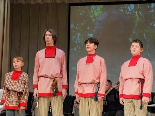 Команда Детской школы искусств Луховиц устроила для зрителей путешествие в мир Есенина