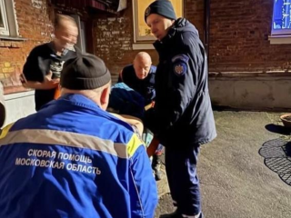 Экстренный вызов: спасатели помогли медикам перенести пациентку и доставить ее к машине скорой