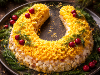 Принесет удачу в Год Лошади: салат «Подкова» с копченой курицей — ставим в центре стола