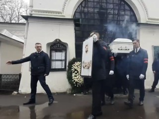 «Было удобно таскать его под капельницами»: бывшая Техника раскрыла правду о менеджере артиста