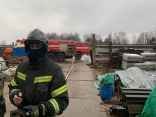 Угроза распространения пламени: пожарные ликвидировали возгорание в строительном городке