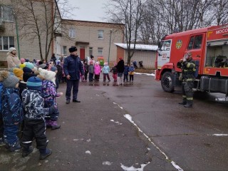 Детский сад «Рябинка» под присмотром героев: как прошел день пожарной грамотности в Лесном