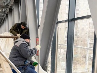 Лифты и перила монтируют на строящемся надземном переходе в Лобне