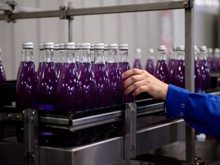 QR-код, который вредит здоровью: почему врач советует переливать энергетики из банки в стакан