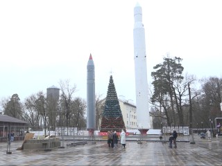 Во Власихе завершают монтаж катка: какие активности он предоставит жителям