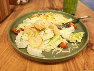 Пришел, увидел и купил: сколько стоит в Подмосковье приготовить салат «Цезарь» и почему его придумал не Брут