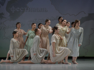 Как поэзия и музыка объединили сотни людей в память о подвиге на фестивале в Наро-Фоминске