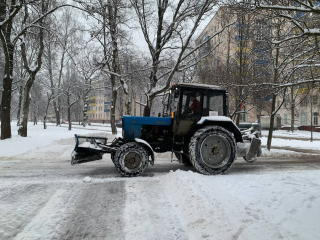 Более 300 рабочих и 50 единиц техники очищают Химки от сугробов