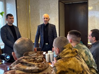 Для участников СВО из Воскресенска провели экскурсию на завод по производству термопленки