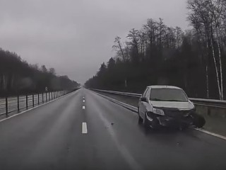 «Еду, а в правом ряду — встречка стоит»: ружанина озадачило «материализовавшееся» авто