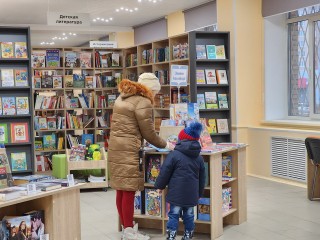 Библиотека Пушкина в Ногинске преобразилась после ремонта: теперь там можно изучать ИИ